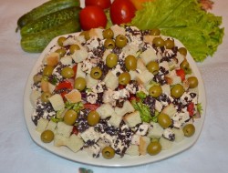 Классический Греческий салат с сухариками и курицей