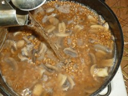 название картинки Гречка с грибами и луком