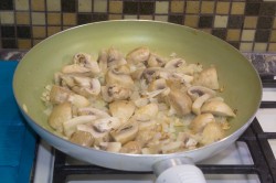 название картинки Гречка с грибами в горшочке