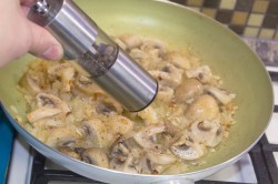 название картинки Гречка с грибами в горшочке