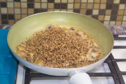 название картинки Гречка с грибами в горшочке