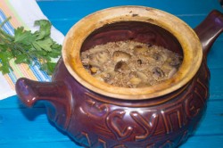 название картинки Гречка с грибами в горшочке