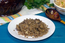 название картинки Гречка с грибами в горшочке