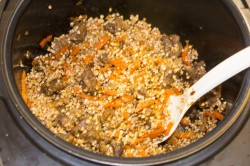 название картинки Гречка с мясом и морковью в мультиварке