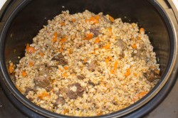 название картинки Гречка с мясом и морковью в мультиварке