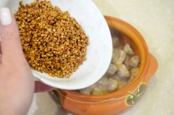 Гречка с мясом в горшочках в духовке - шаг 8 Гречка с мясом в горшочках в духовке - шаг 8