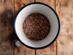 Гречневая каша с черносливом - шаг 1