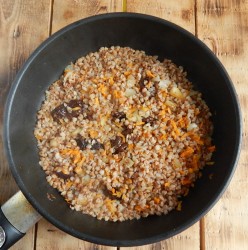 Гречневая каша с черносливом - шаг 7