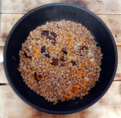 Гречневая каша с черносливом - шаг 8