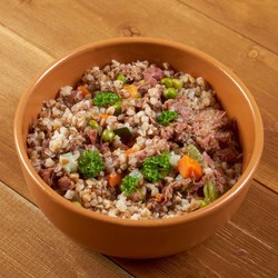 Гречневая каша на воде с луком и тушенкой