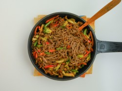 название картинки Гречневая лапша с говядиной и овощами