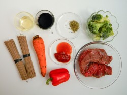 название картинки Гречневая лапша с говядиной и овощами