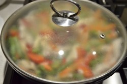 Гречневая лапша с курицей и овощами