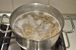 Гречневая лапша с курицей и овощами