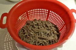 Гречневая лапша с курицей и овощами