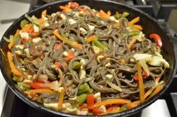 Гречневая лапша с курицей и овощами