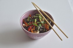 Гречневая лапша с курицей и овощами