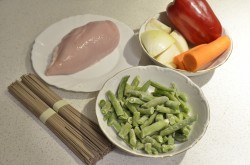 Гречневая лапша с курицей и овощами