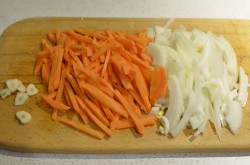 Гречневая лапша с курицей и овощами