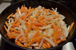 Гречневая лапша с курицей и овощами