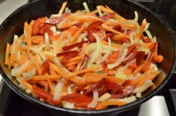 Гречневая лапша с курицей и овощами