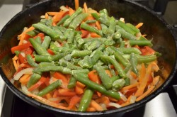 Гречневая лапша с курицей и овощами