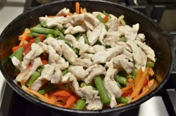 Гречневая лапша с курицей и овощами