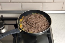 название картинки Гречневая лапша с овощами