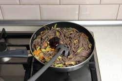 название картинки Гречневая лапша с овощами