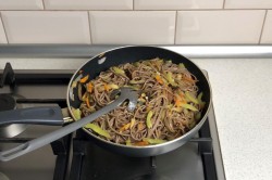 название картинки Гречневая лапша с овощами