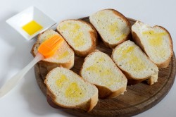 название картинки Гренки из батона с чесноком на сковороде