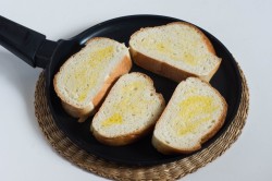 название картинки Гренки из батона с чесноком на сковороде