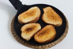 название картинки Гренки из батона с чесноком на сковороде