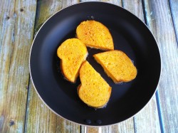 название картинки Горячие гренки с чесноком и паприкой