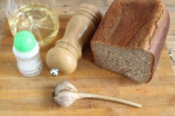 Гренки к пиву из хлеба с чесноком - шаг 1