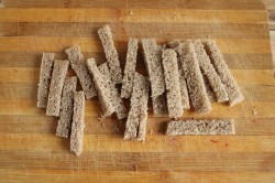 Гренки к пиву из хлеба с чесноком - шаг 2