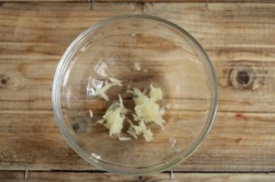 Гренки к пиву из хлеба с чесноком - шаг 3