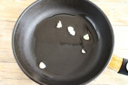 Гренки к пиву из хлеба с чесноком - шаг 4