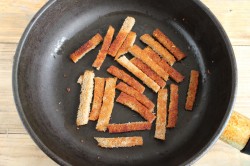 Гренки к пиву из хлеба с чесноком - шаг 5