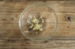 Гренки к пиву из хлеба с чесноком - шаг 6