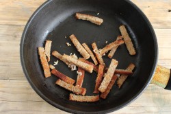 Гренки к пиву из хлеба с чесноком - шаг 7