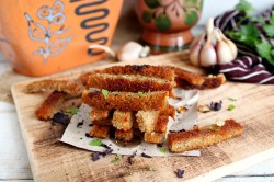 Гренки к пиву из хлеба с чесноком - шаг 8