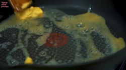 название картинки Гренки с яблоками в кляре на сковороде