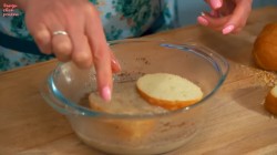 название картинки Гренки с яблоками в кляре на сковороде