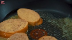 название картинки Гренки с яблоками в кляре на сковороде