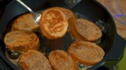 название картинки Гренки с яблоками в кляре на сковороде