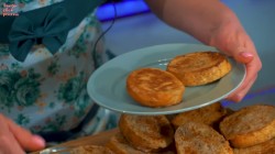 название картинки Гренки с яблоками в кляре на сковороде