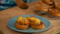 название картинки Гренки с яблоками в кляре на сковороде