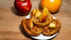 название картинки Гренки с яблоками в кляре на сковороде