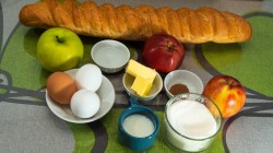 название картинки Гренки с яблоками в кляре на сковороде